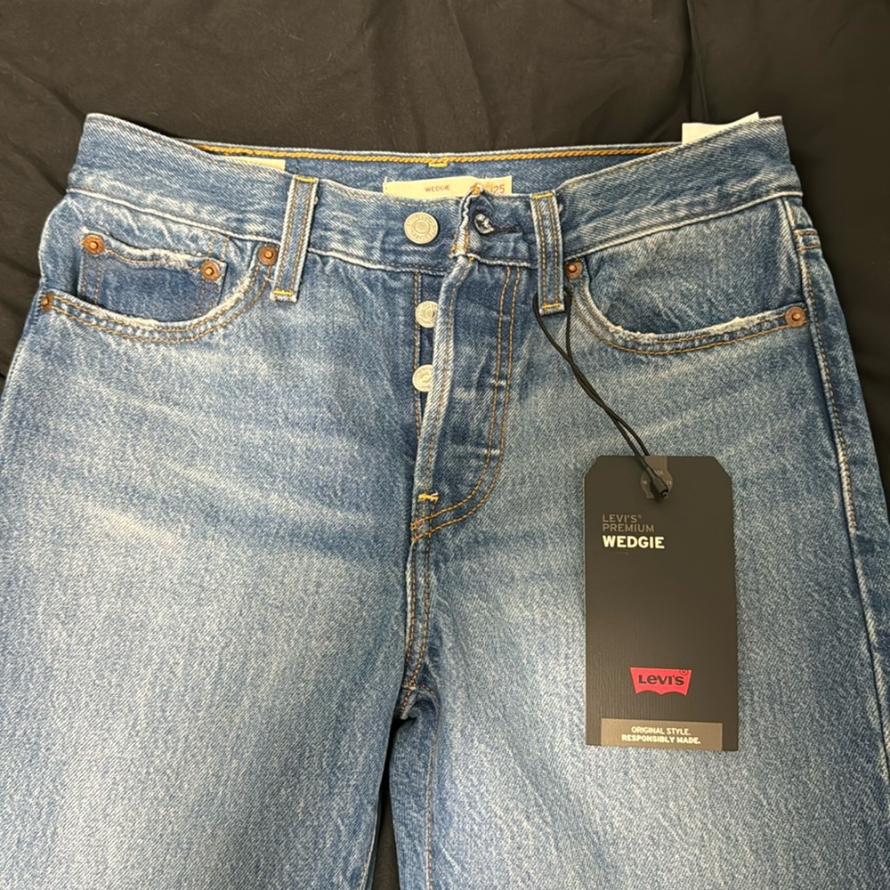 NWT Levis Wedgie Jeans 25